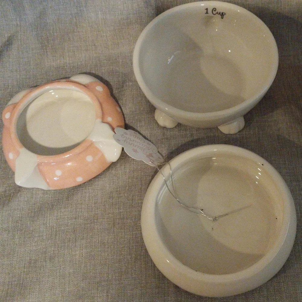 10 Strawberry Street Ceramic Daisy Rabbit Stackable Measuring Cups - Picture 7 of 14
